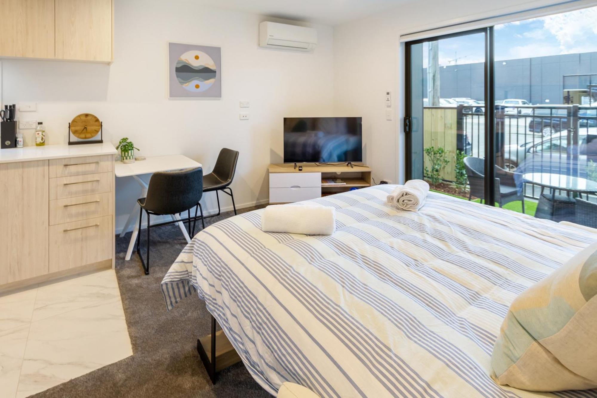 Chic Studio In The Heart Of Крайстчърч Екстериор снимка